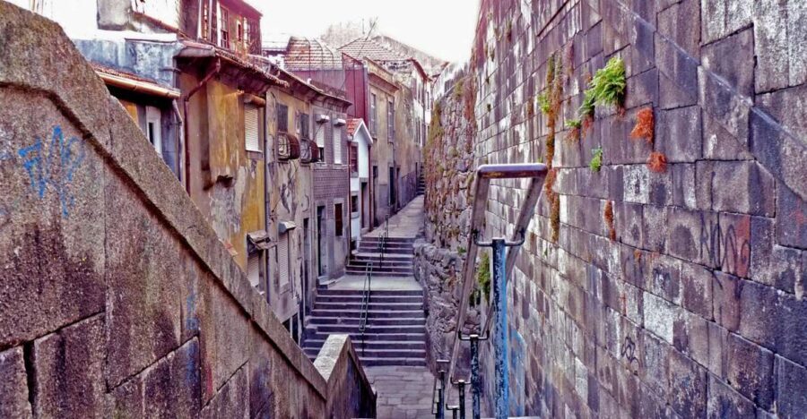 Porto: Private Bike Tour with a Local Guide - Starting in Miragaia: the riverbank warm-up and the Mira street art