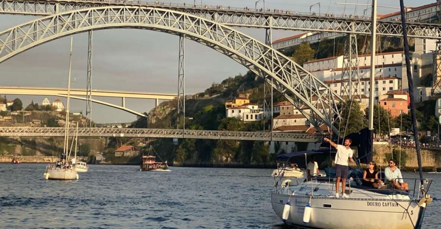 Porto: Private Douro River Charming Cruise w/wine tasting - A private 2-hour sail on the Douro River in Porto and Gaia