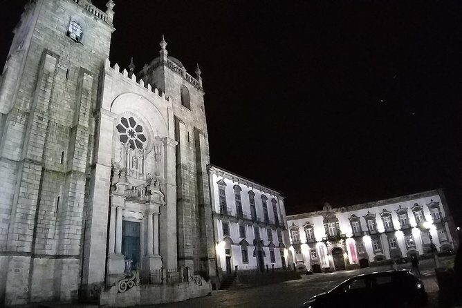 Porto private night Tour, discover the most iconic attractions - Praça da Batalha, Muralha Fernandina, and the city’s older layers