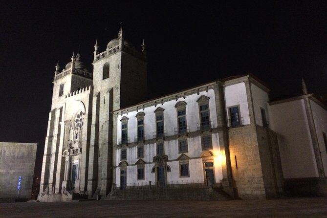 Porto private night Tour, discover the most iconic attractions - Café Majestic, Relógio das Galerias, and the theatre glow