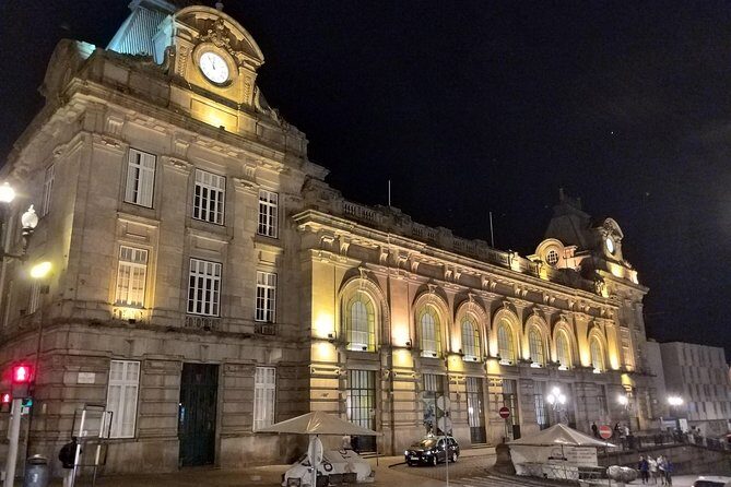 Porto private night Tour, discover the most iconic attractions - Carmo and Carmelitas plus Casa Escondida: Baroque and a tiny architecture trick