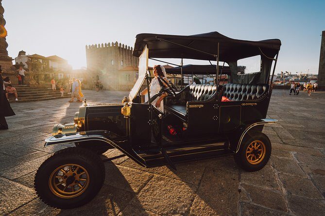 Porto : Private Tour of the Historic City in a Classic Ford T - Pickup in the historic center: how you actually meet the car