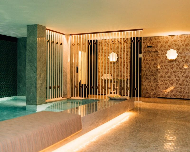 Porto: Relaxing by the pool, sauna and steam room - The heated indoor pool: the easiest way to start relaxing