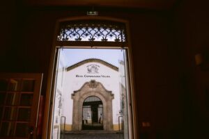 Porto: Royal Oporto Tour na Real Companhia Velha - Entering the cellars: darkness, silence, and the smell of old wood