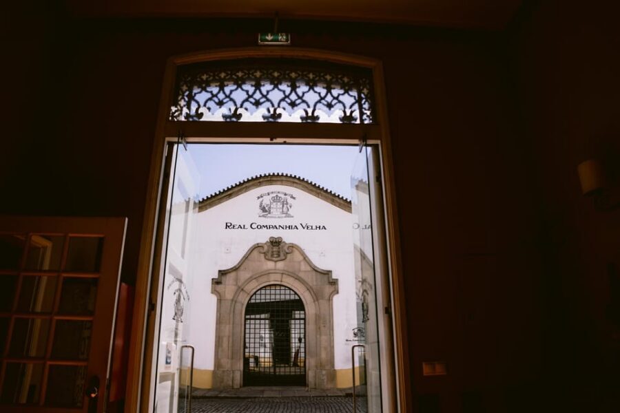 Porto: Royal Oporto Tour na Real Companhia Velha - Entering the cellars: darkness, silence, and the smell of old wood
