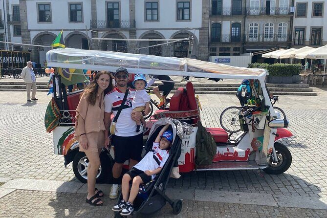 Porto: tuk tuk adventure tours old town 1h - Stop-by-stop: Cathedral, São Bento approach, Aliados Avenue, and Carmelitas Church