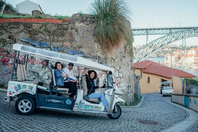 Porto Tuk Tuk: Clérigos, Seaside & Viewpoints - with Options - The seaside finale: stone walls and ocean views