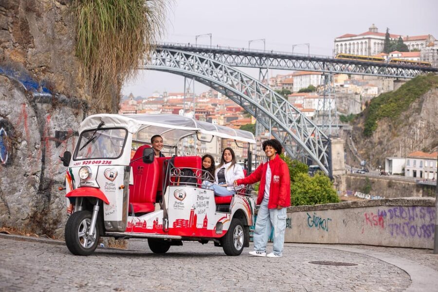 Porto: Tuk tuk Tours with Port Wine Tasting - Starting at Sé Cathedral: finding the tuk tuk easily