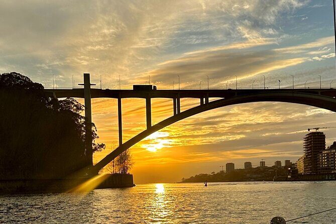 Porto: Yacht Small-Group Douro River Cruise & 6 Bridges w/ Drink - Dom Luís I Bridge: the big one, seen from the water