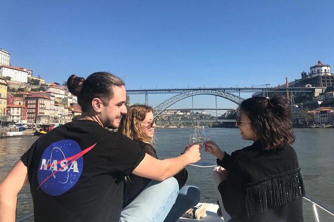 Private tasting in the Douro (1 to 7 people) on a yacht for yourself - From Marina do Freixo to the open Douro: a smarter way to start