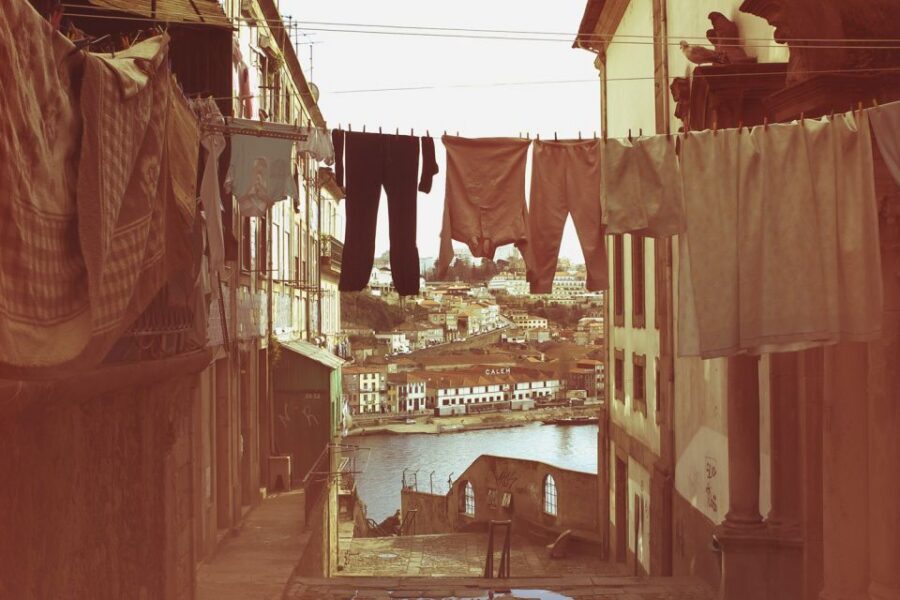 Secret Sites of Porto 3-Hour Walking Tour - Getting oriented fast at Praça de Gomes Teixeira and the Bank of Tiles