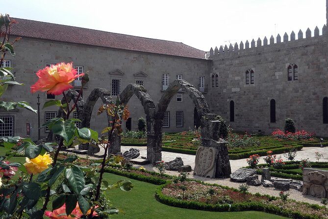Small-Group Braga Half-Day Tour with Bom Jesus Sanctuary - A square with two baroque churches: quick culture, easy to miss