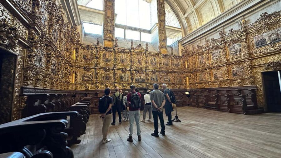 The Beautiful Story of Porto: Guided Tour with Entry Tickets - Rua das Flores (again) and Livraria Lello & Irmão from the right angle