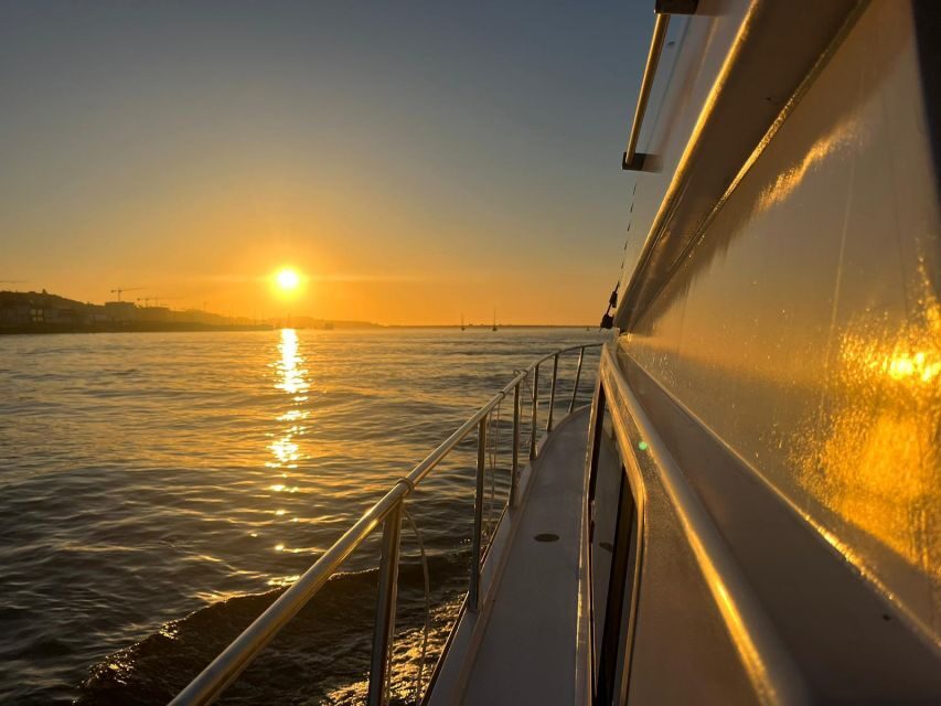 Yacht Douro Tour - Porto and Vila Nova de Gaia, explained from the water