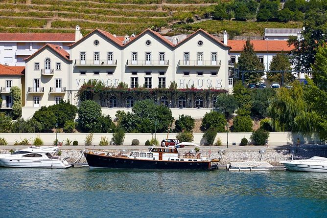 Douro Valley Cruise Porto to Pinhão: Breakfast, Lunch and Tasting - Pinhão and the wine estate tasting: great location, short time, big expectations
