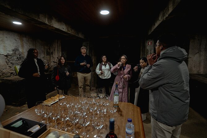 DOURO VALLEY: Lunch in a winery, tastings & 1-h private boat tour - From Porto to the Douro: the value of having someone else drive