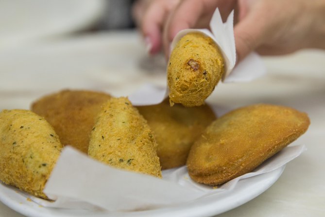Porto Food & Wine Tasting Tour with Lunch or Dinner Option - Leandro Café and Codfish Cakes: Bolinhos e Punheta de Bacalhau