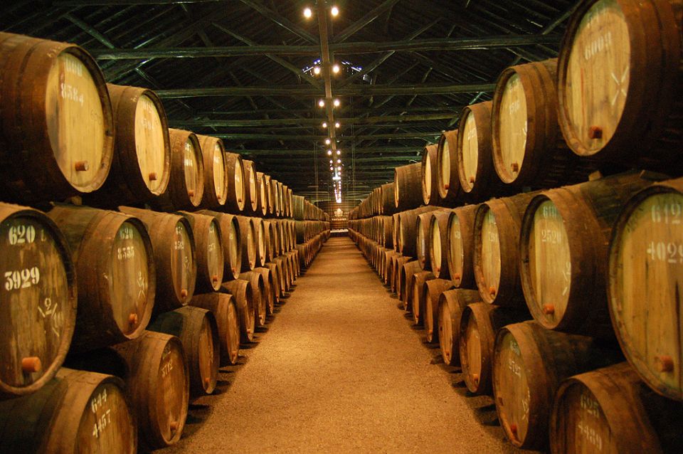 Porto: Half-Day Small Group City Tour with port wine tasting - Porto Cathedral (Sé): a classic monument with breathing room