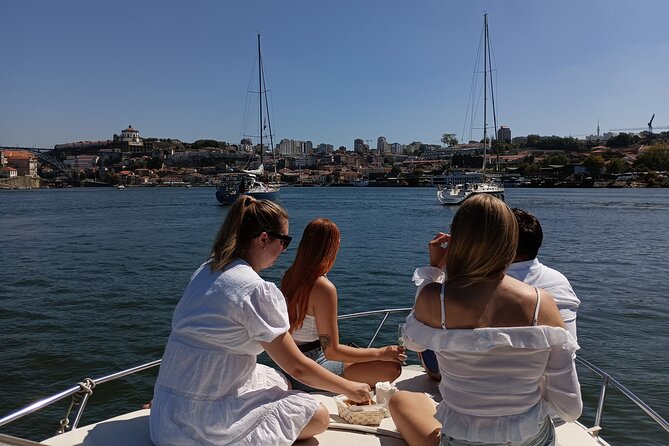 Private Boat Tour 6 Bridges and Ribeira option Sunset up to 6px - Your 90 Minutes on the Douro: The Flow of the Route
