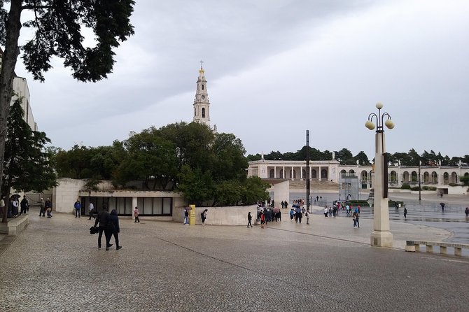 Private Tour to Fátima Sanctuary and the Little Shepherds Houses - Basilica de Nossa Senhora do Rosário: The Tombs of Jacinta, Francisco, and Lúcia